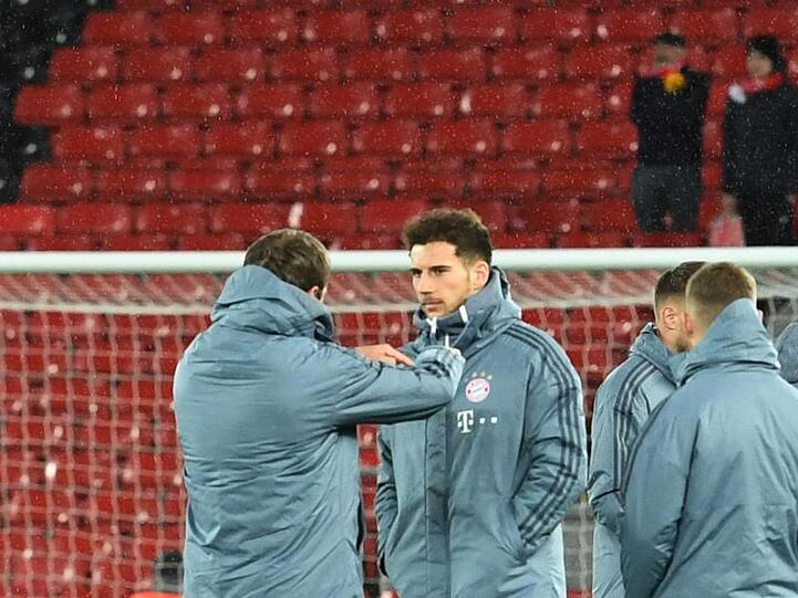 Münchner Spieler mit Leon Goretzka (2.v.l.) stehen vor Spielbeginn auf dem Rasen. Foto: Sven Hoppe/Archiv