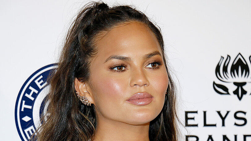 Chrissy Teigen muss derzeit, schwanger mit dem dritten Kind, das Bett hüten.