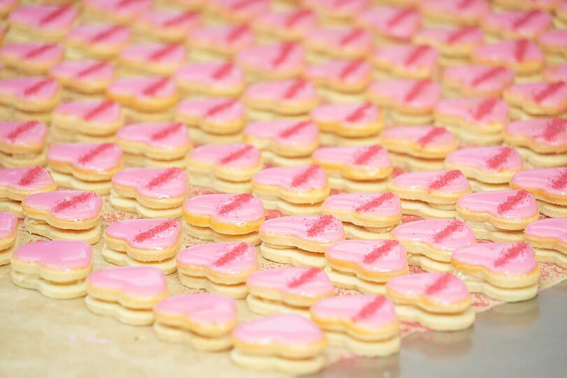 Viele, viele bunte Plätzchen! Zum Beispiel rosa Herzerl.