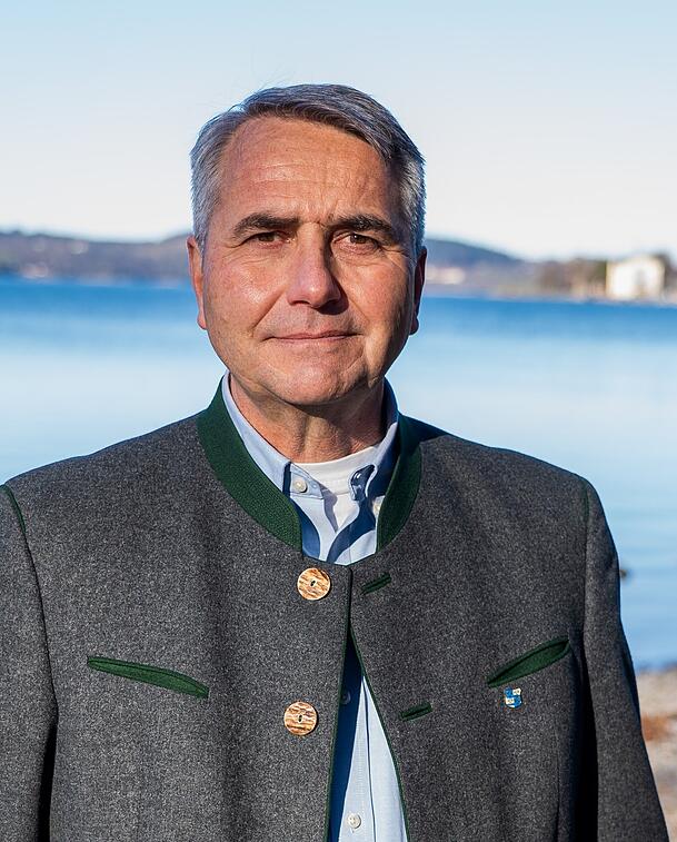 Tegernsees B&uuml;rgermeister, Johannes Hagn (CSU), bedauert den Zustand der MS Bad Wiessee.