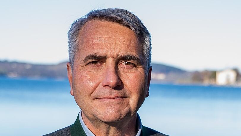 Tegernsees B&uuml;rgermeister, Johannes Hagn (CSU), bedauert den Zustand der MS Bad Wiessee.