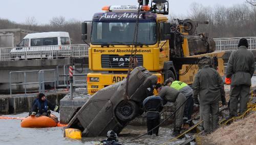 Erst nach 8 Jahren tauchte die Leiche von Rudolf R. wieder auf - in seinem Mercedes, der bei Bergheim aus der Donau gezogen wurde. Erst nach 8 Jahren tauchte die Leiche von Rudolf R. wieder auf - in seinem Mercedes, der bei Bergheim aus der Donau gezogen wurde.