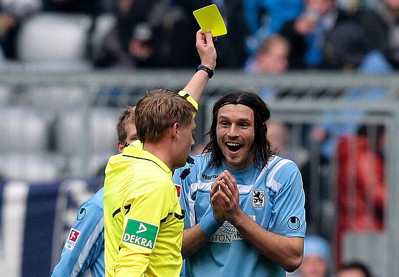 Schütze Rakic bekommt eine gelbe Karte.