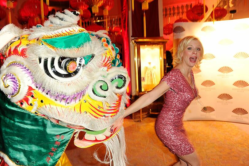 Eva Habermann hat Spaß mit dem chinesischen Drachen.