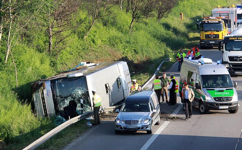 Bei einem Überholvorgang kam der Reisebus von der Fahrbahn ab, rutschte eine Böschung hinab und fiel auf die Seite. Ein Insasse starb an der Unglücksstelle.