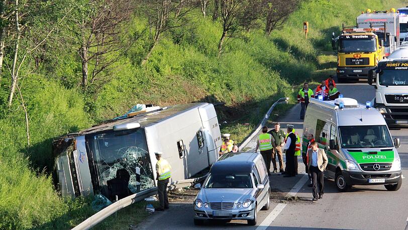 Bei einem Überholvorgang kam der Reisebus von der Fahrbahn ab, rutschte eine Böschung hinab und fiel auf die Seite. Ein Insasse starb an der Unglücksstelle. Bei einem Überholvorgang kam der Reisebus von der Fahrbahn ab, rutschte eine Böschung hinab und fiel auf die Seite. Ein Insasse starb an der Unglücksstelle.