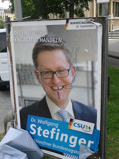 Ein CSU-Mann fordert die Cannabis-Legalisierung? Zumindest in der Fantasie dieses Plakat-Bemalers.