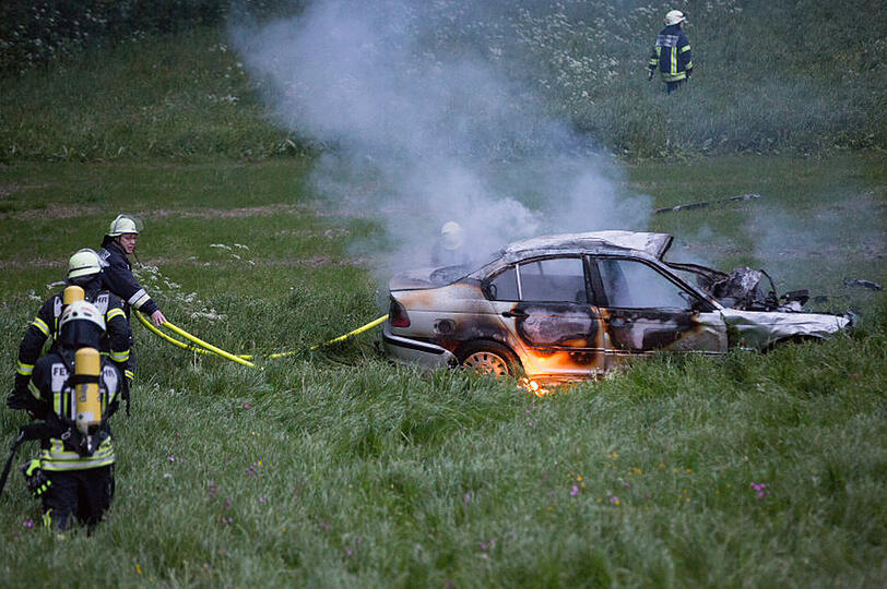 Gegen Baum geprallt: Bei einem Unfall bei Hainz am See ist ein 21-Jähriger schwer verletzt worden. Er hatte den BMW vorher aus einer Garage geklaut.