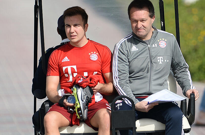 Mario Götze (l.) fährt mit Fitness-Coach Andreas Schlumberger über das Trainingsgelände von Doha.
