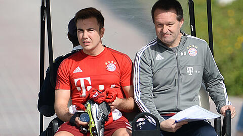 Mario Götze (l.) fährt mit Fitness-Coach Andreas Schlumberger über das Trainingsgelände von Doha.