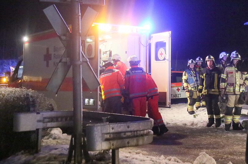 Am Sonntagabend ereignete sich in Töging ein schlimmes Zugunglück. Zwei Teenager wurden dabei schwer verletzt.