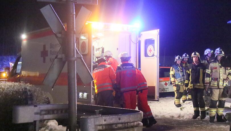 Am Sonntagabend ereignete sich in Töging ein schlimmes Zugunglück. Zwei Teenager wurden dabei schwer verletzt. Am Sonntagabend ereignete sich in Töging ein schlimmes Zugunglück. Zwei Teenager wurden dabei schwer verletzt.