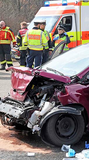 Nach dem Unfall musste die A99 für etwa eine Stunde gesperrt werden. Die drei Insassen des Ford kamen mit schweren Verletzungen ins Krankenhaus. Der Fahrer starb wenig später.