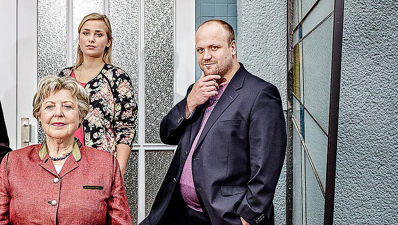 Urgesteine der "Lindenstraße": Helga Beimer (Marie-Luise Marjan), Lea Starck (Anna Sophia Claus) und Klaus Beimer (Moritz A. Sachs). Urgesteine der "Lindenstraße": Helga Beimer (Marie-Luise Marjan), Lea Starck (Anna Sophia Claus) und Klaus Beimer (Moritz A. Sachs).