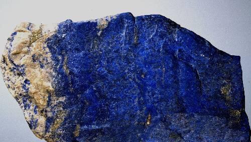 Edler Stein: Lapislazuli dient als Schmuck - und, in der gemahlenen Form, als Grundstoff für leuchtend blaue Farbpigmente.