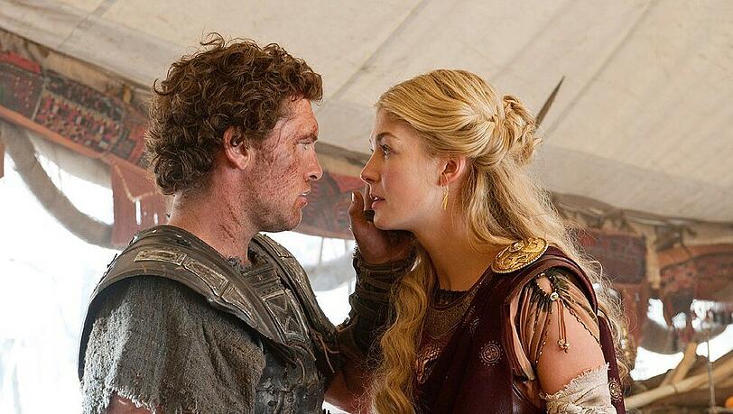 Perseus (Sam Worthington) und Andromeda (Rosamund Pike) kämpfen Seite an Seite Perseus (Sam Worthington) und Andromeda (Rosamund Pike) kämpfen Seite an Seite