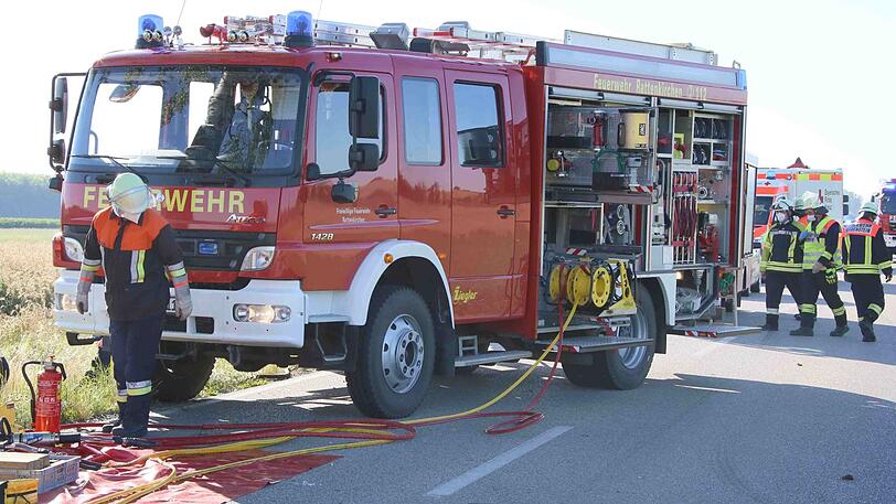 Zur Bergung des verunglückten Fahrers und des Autos sowie für die Bindung von auslaufenden Betriebsstoffen waren die Feuerwehren Rattenkirchen und Weidenbach im Einsatz.