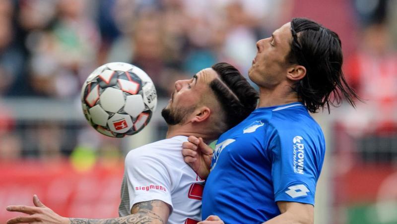 Marco Richter vom FC Augsburg (l) und Nico Schulz von Hoffenheim im Zweikampf um den Ball. Foto: Matthias Balk Marco Richter vom FC Augsburg (l) und Nico Schulz von Hoffenheim im Zweikampf um den Ball. Foto: Matthias Balk