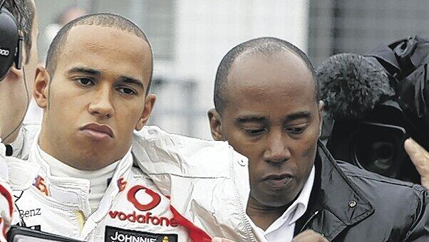 So sieht geballter Frust aus: Lewis Hamilton mit seinem Vater Anthony. So sieht geballter Frust aus: Lewis Hamilton mit seinem Vater Anthony.