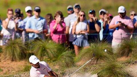 Tiger Woods schlägt seinen Ball während einer Übungsrunde für die US Open in Pinehurst aus einem Bunker.