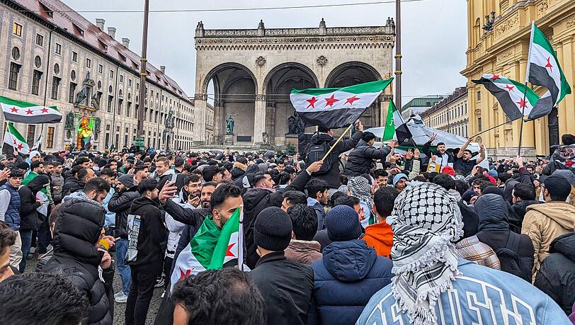 Rund 6000 Menschen haben in München den Sturz des Assad-Regimes gefeiert.