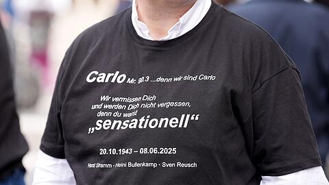 "Du warst sensationell", steht auf dem Shirt eines Trauergastes
