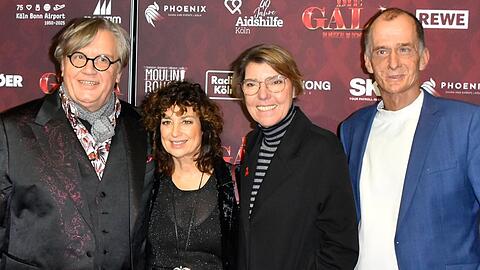 Hape Kerkeling (v.l.), Isabel Varell, Bettina Böttinger und George Uecker bei der Aids Gala 2025 zugunsten der Aidshilfe Köln am 1. Dezember, dem Welt-Aids-Tag, im Musical Dome Köln.