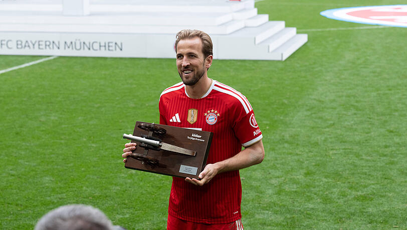 Bekam nach dem 5:1-Sieg gegen den 1. FC K&ouml;ln die Torj&auml;gerkanone &uuml;berreicht: Harry Kane.