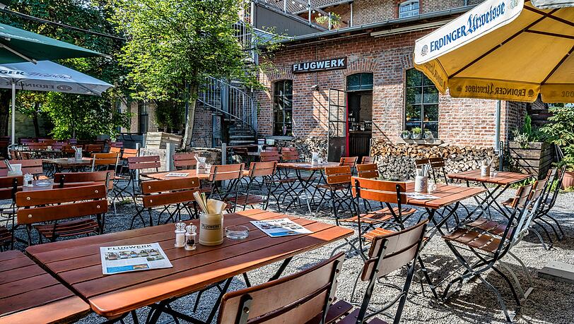 Der griabige Biergarten vom Flugwerk Feldkirchen. Der griabige Biergarten vom Flugwerk Feldkirchen.