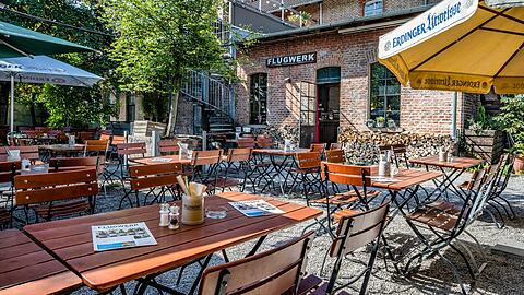 Der griabige Biergarten vom Flugwerk Feldkirchen.
