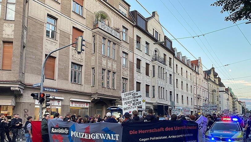 Nach einem Polizeischuss auf einen 14-Jährigen gingen Münchner am Samstag auf die Straße. Nach einem Polizeischuss auf einen 14-Jährigen gingen Münchner am Samstag auf die Straße.