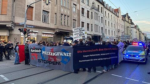 Nach dem Polizeischuss auf einen 14-J&auml;hrigen sind am Samstag Menschen aus der linken Szene auf die Stra&szlig;e gegangen.