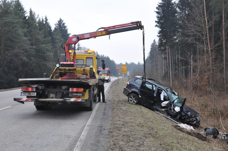 Aus bisher ungeklärten Umständen ist eine Fahrerin mit ihrem Auto von der Straße abgekommen. Der Wagen hat sich überschlagen und ist im Graben gelandet. Die Fahrerin wurde mit Verletzungen in eine nahegelegenes Krankenhaus gebracht.