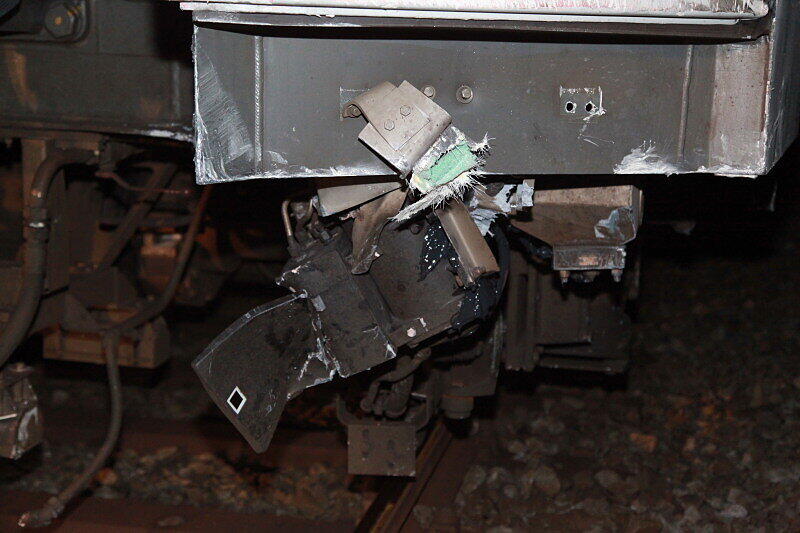 Am Bahnübergang an 
der Kreuzstraße rammt eine S-Bahn den Wagen eines Fahranfängers und schleift ihn 200 Meter mit. Unglaublich: der Fahrer konnte das Wrack mit mehreren Knochenbrüchen, aber immerhin aus eigener Kraft verlassen.