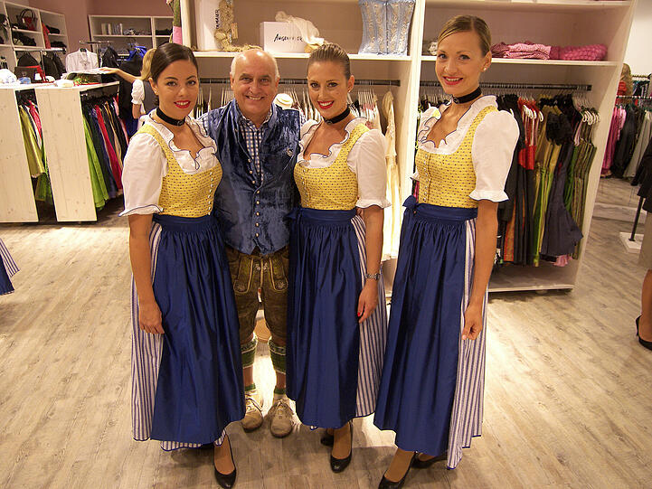 In Lufthansa Flügen nach New York, Charlotte und Bangkok dürfen sich die Fluggäste zur Wiesn Zeit auf ein besonderes Schmankerl freuen: Die Lufthansa Crew in der neuen Trachtenkollektion von Angermaier.