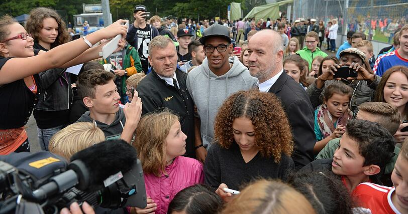 Die Bilder: Bayern-Star Jerôme Boateng besucht Realschule in Fürstenfeldbruck.