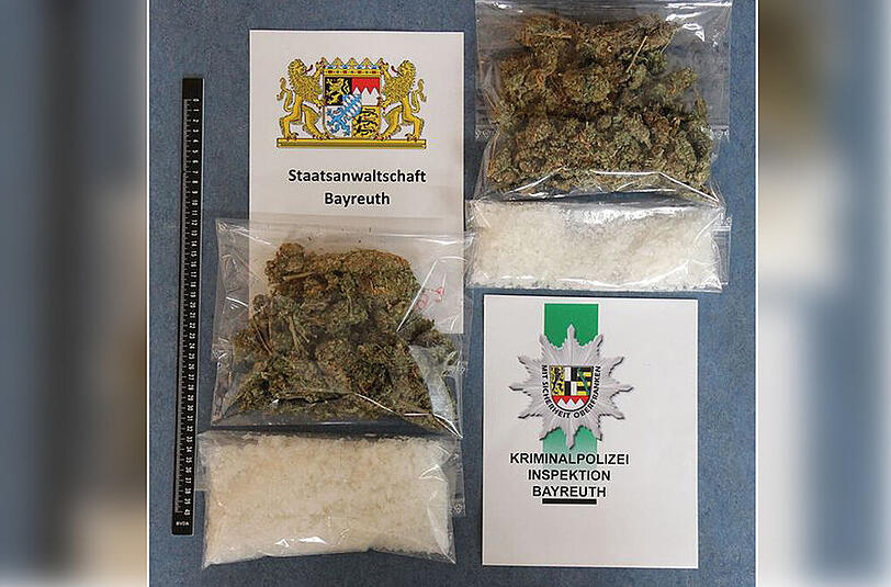 Marihuana und Crystal Meth - der Dealer wird verdächtigt, über längere Zeit große Mengen Drogen von Tschechien nach Deutschland geschmuggelt zu haben.