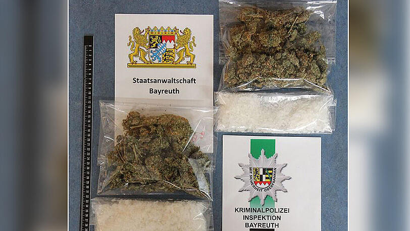 Marihuana und Crystal Meth - der Dealer wird verdächtigt, über längere Zeit große Mengen Drogen von Tschechien nach Deutschland geschmuggelt zu haben. Marihuana und Crystal Meth - der Dealer wird verdächtigt, über längere Zeit große Mengen Drogen von Tschechien nach Deutschland geschmuggelt zu haben.