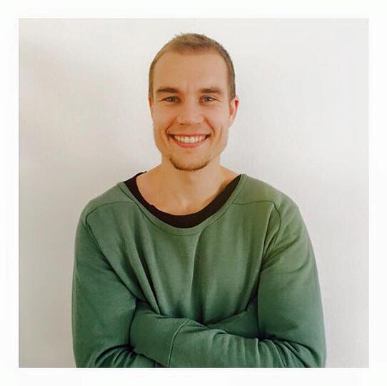 Holger Badstuber grinst seinen Fans keck auf Facebook entgegen.