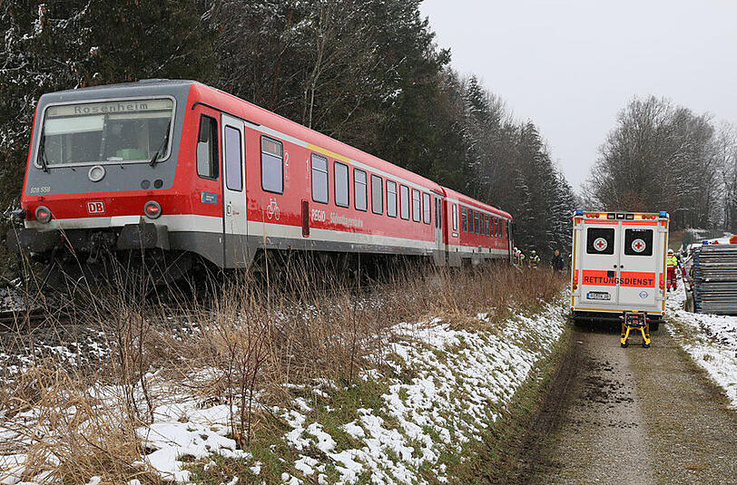 Bilder vom schweren Unfall bei Soyen: An einem unbeschrankten Bahnübergang kollidierte ein Auto mit einem Regionalzug.