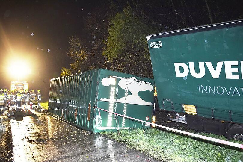 Bei einem UNfall auf der A92 rutschte in der Nacht ein LKW von der Straße.