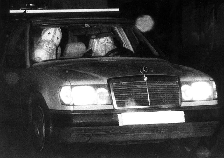 Neuherbergstraße: Nikolaus und Krampus sind ein bisserl zu flott unterwegs.