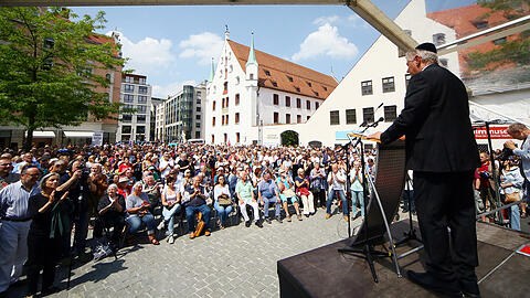 Oberbürgermeister Dieter Reiter trägt als Zeichen der Solidarität mit den Juden am Freitag eine Kippa auf dem Jakobsplatz.