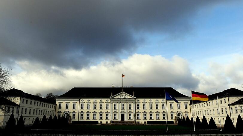 Schloss Bellevue wurde 1785/1786 errichtet. Den Namen &bdquo;Schöne Aussicht&ldquo; verdankt es dem Blick über Park und Spree. Seit 1957 dient es als (zunächst zweiter) Amtssitz des Bundespräsidenten.