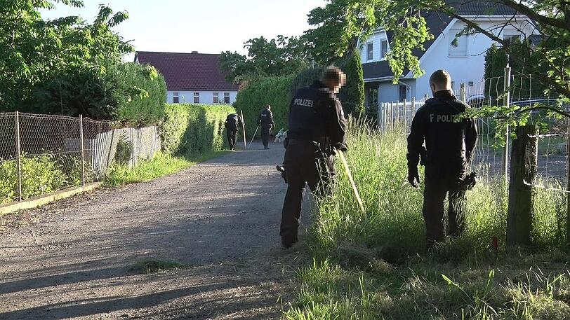 Regierungspräsident Walter Lübcke soll tot auf der Terrasse seines Hauses gefunden worden sein. Polizisten durchkämmten die Umgebung des Anwesens und dessen Garten in Wolfhagen.
