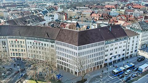 Das neue schlanke und hohe Stadthaus: Ein Clou, es gibt keine Dachfenster, sondern ein Glasband oben am First.