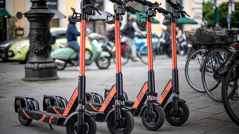 Insgesamt drei E-Scooter wurden am Wochenende in Brand gesteckt.