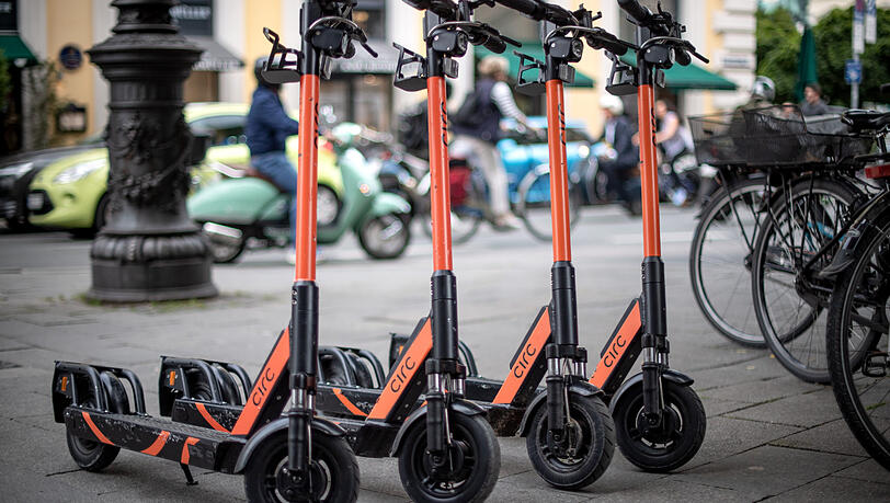 Insgesamt drei E-Scooter wurden am Wochenende in Brand gesteckt. Insgesamt drei E-Scooter wurden am Wochenende in Brand gesteckt.