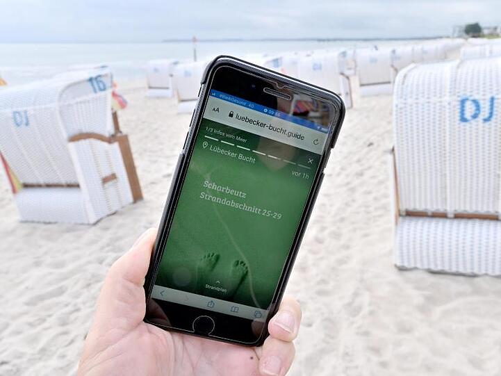 Abstandsregeln gelten auch am Strand. Der "Strandticker" via Smartphone hilft, sie einzuhalten.