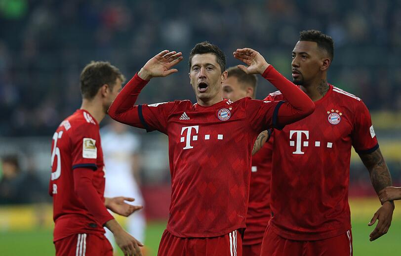 ROBERT LEWANDOWSKI, NOTE 2: Bestritt sein 150. Bundesliga-Spiel für die Bayern. Der Torjäger erwies sich selbst die Ehre und traf auf Pass von Gnabry locker zum 2:0 und 6:0, sein 16. und 17. Saisontreffer in der Bundesliga (und das 15. Tor in den vergangenen acht Duellen mit Wolfsburg). Hat nun Werder-Oldie Claudio Pizarro (195 Bundesliga-Treffer) im Ranking der ausländischen Torschützen um zwei Treffer überholt.